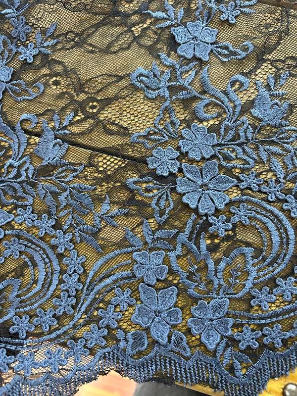 Tela flores bordadas sobre encaje Flores azul sobre negro, referencia 003