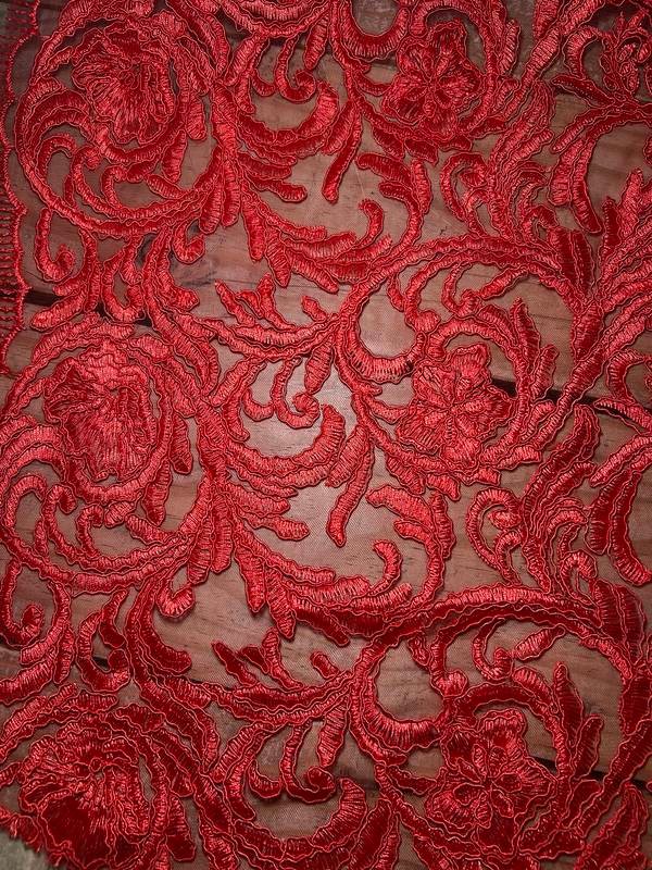 Tela bordado sobre tul Barroco rojo, referencia 005