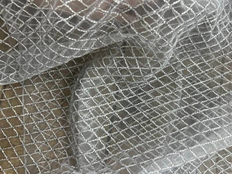 Tela tul bordado con hilo metálico Rombos plata, referencia 028