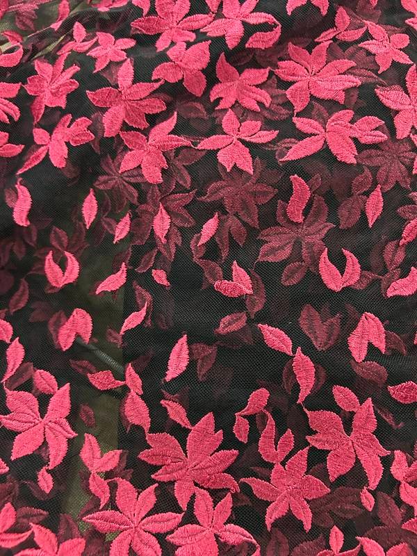 Tela bordado sobre tul negro Hojas fucsia sobre negro, referencia 035