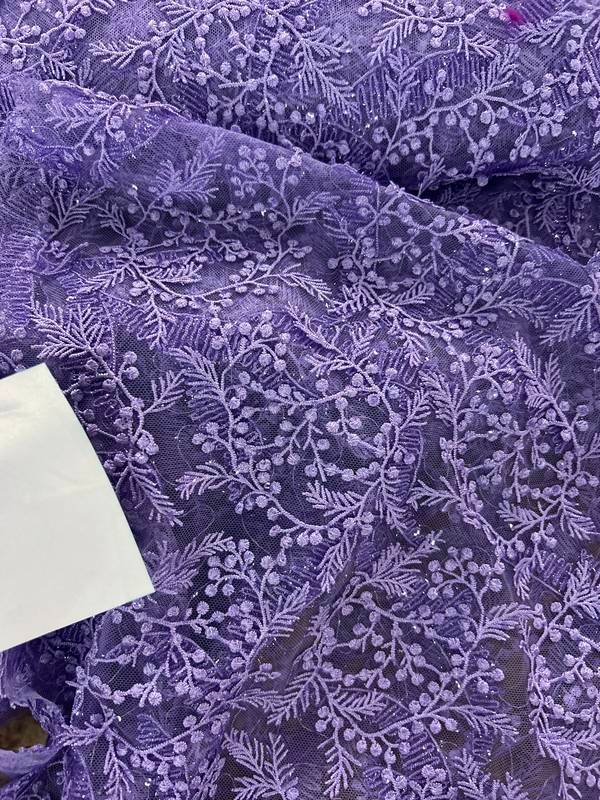 Tela bordado en relieve sobre tul Helechos violeta, referencia 037