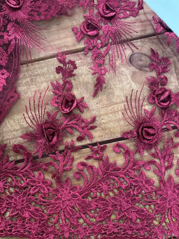 Tela bordado con rosas en relieve Rosas magenta, referencia 042