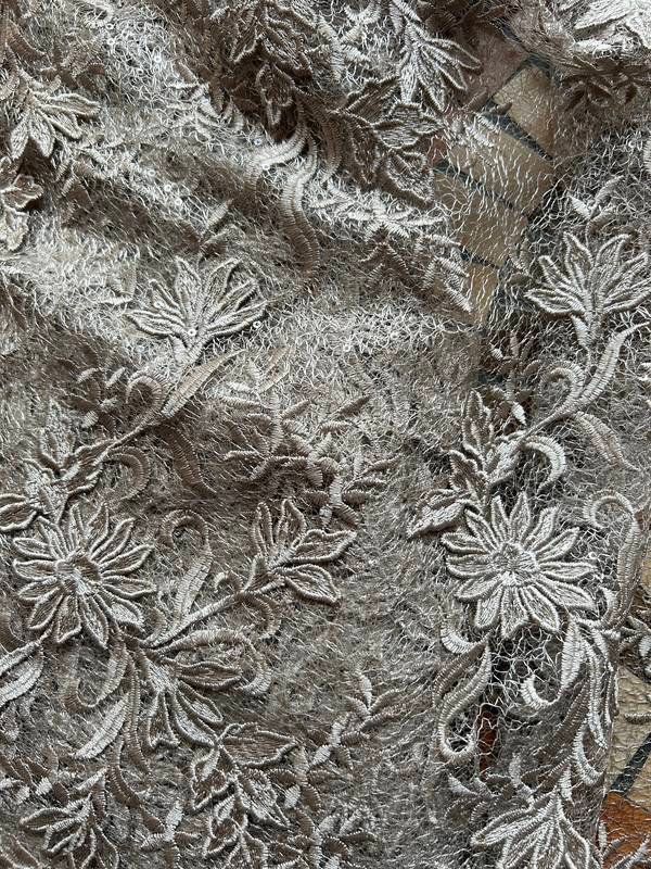 Tela encaje de flores Margaritas taupe, referencia 054
