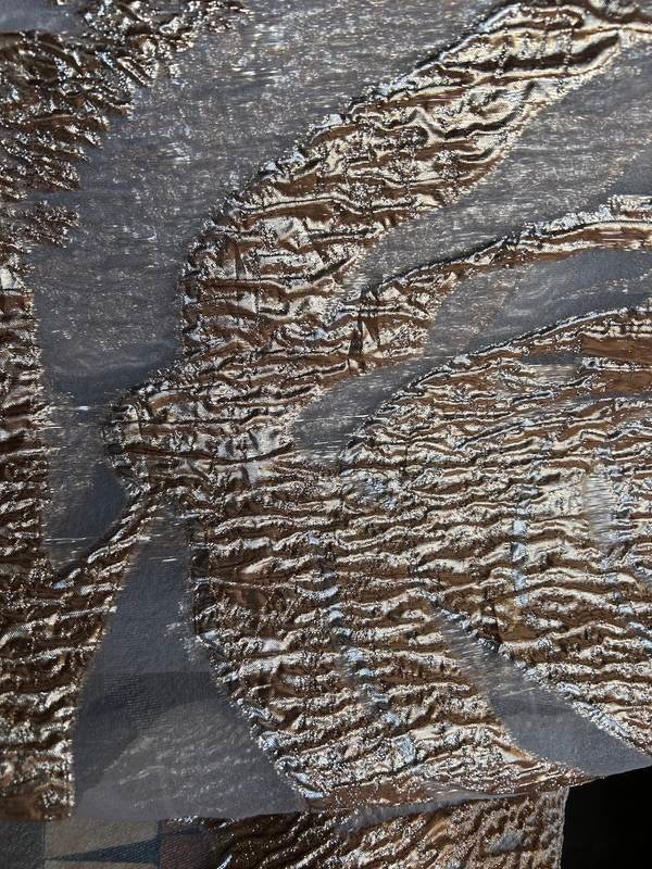 Tela metalizado con transparencias Ondas plata, referencia 055