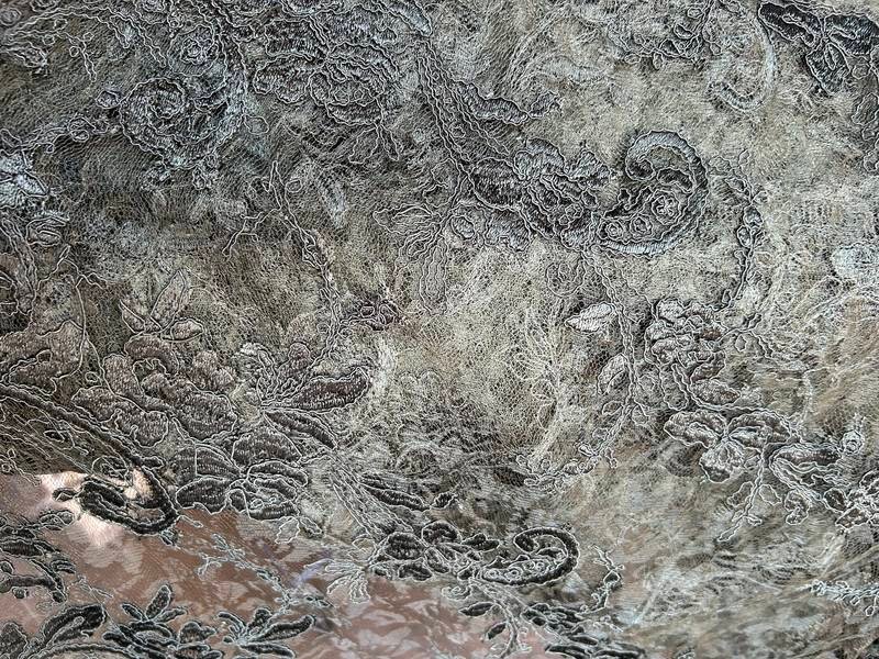 Tela encaje con flecos Encaje gris humo, referencia 057