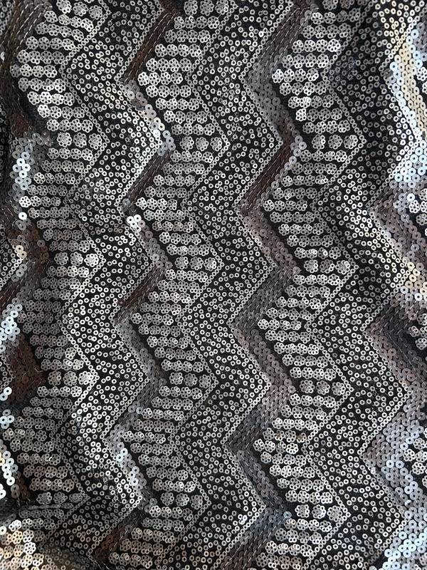 Tela lentejuela sobre tul Zigzag plata, referencia 060
