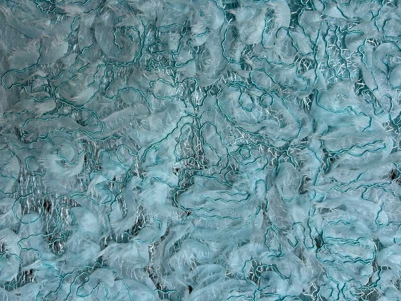 Tela relieve de organza sobre tul Pétalos hielo, referencia 061