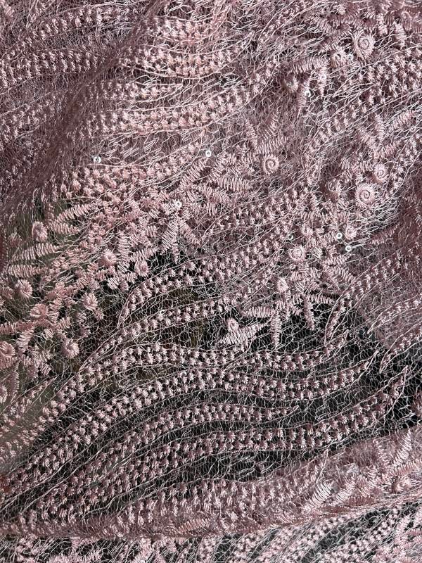 Tela bordado en relieve sobre tul Helechos rosa palo, referencia 066